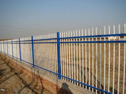 鋅鋼隔離護欄的優缺點